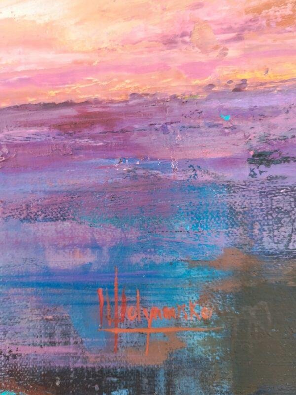 magie et la tranquillité d'un crépuscule céleste, où le ciel se transforme en un kaléidoscope de couleurs se reflétant sur une étendue d'eau calme