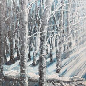 beauté sereine et mystérieuse d'une forêt enneigée illuminée par la lumière du soleil