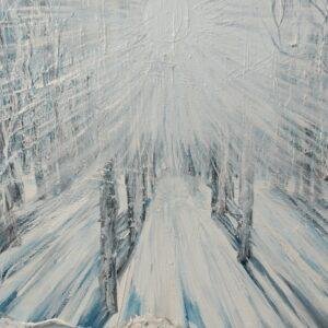 beauté sereine et mystérieuse d'une forêt enneigée illuminée par la lumière du soleil