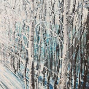 beauté sereine et mystérieuse d'une forêt enneigée illuminée par la lumière du soleil