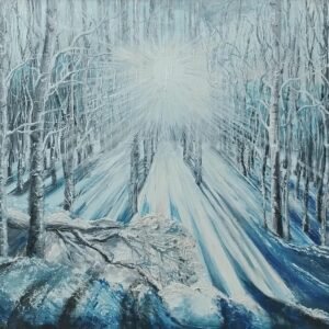 beauté sereine et mystérieuse d'une forêt enneigée illuminée par la lumière du soleil