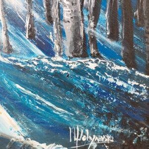 beauté sereine et mystérieuse d'une forêt enneigée illuminée par la lumière du soleil