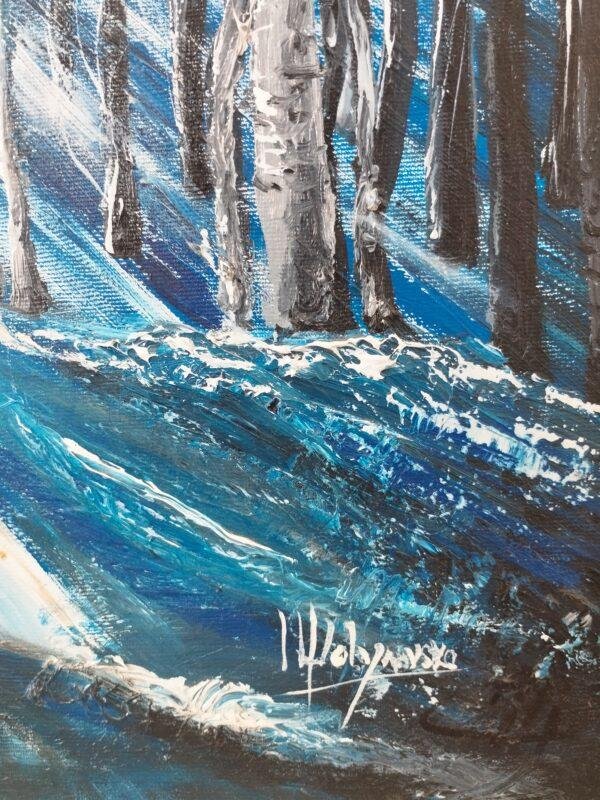 beauté sereine et mystérieuse d'une forêt enneigée illuminée par la lumière du soleil