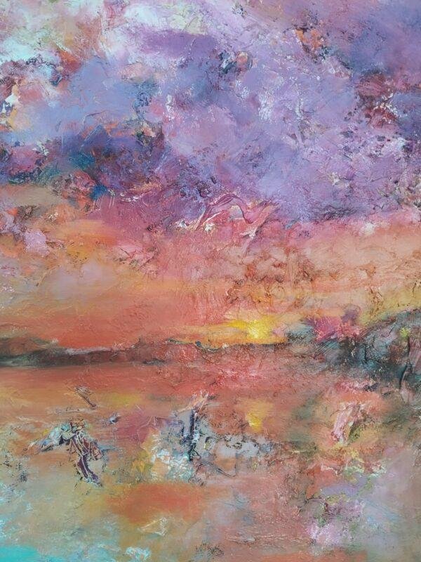 Cette œuvre d'Iryna Malynovska capture la magie et la splendeur d'un crépuscule écarlate, où le ciel se transforme en un kaléidoscope de couleurs se reflétant sur une étendue d'eau calme.