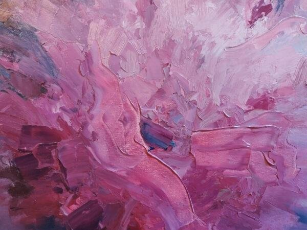 Ma peinture est dominée par des nuances de rose, de violet et de bleu, créant une atmosphère douce et mystérieuse. Les fleurs sont représentées de manière abstraite, avec des contours flous et des couleurs qui se mélangent harmonieusement.