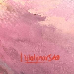 Ma peinture est dominée par des nuances de rose, de violet et de bleu, créant une atmosphère douce et mystérieuse. Les fleurs sont représentées de manière abstraite, avec des contours flous et des couleurs qui se mélangent harmonieusement.