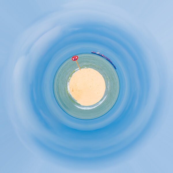 Photo mini planète d'un porte conteneurs naviguant au large