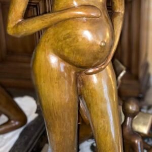 Femme enceinte debout mains sur le ventre