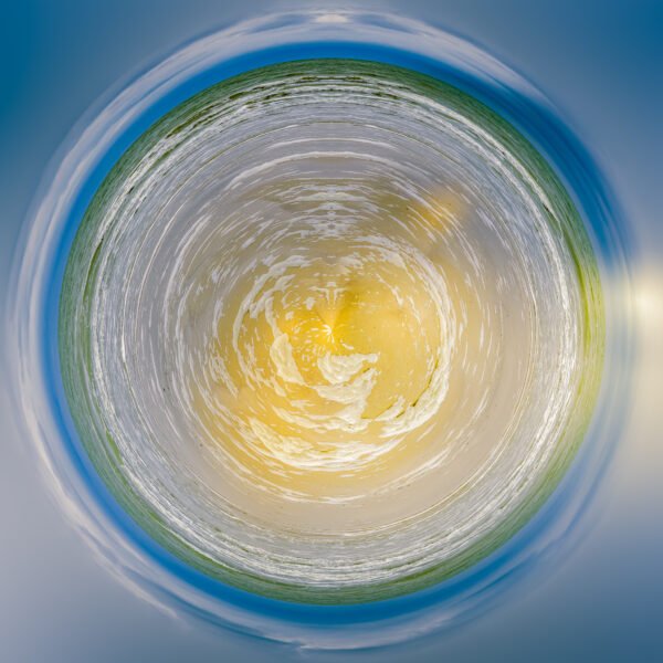 Photo mini planète de la mer et de l'écume dans une ambiance crépusculaire