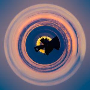 Mini planète des toits de Paris en silhouette sous une éclipse au crépuscule, photographie artistique de Paul Marnef
