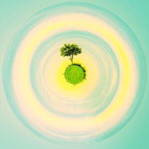 Mini planète d'un arbre sur dans l'espace avec jaune vif et turquoise