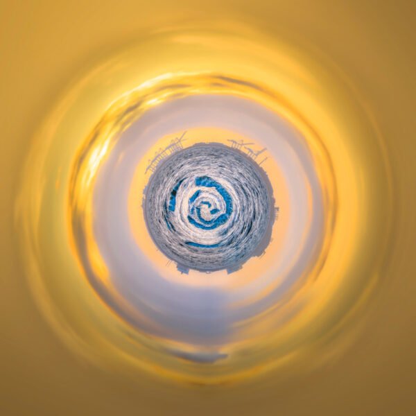 Photo mini planète de la mer avec au loin le port de Zeebruges dans une ambiance crépusculaire