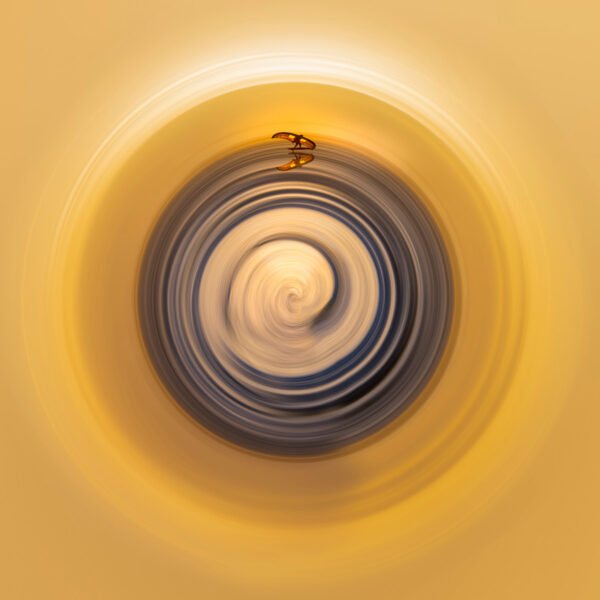 Photo mini planète d'un kite surfeur sous une lumière orangée