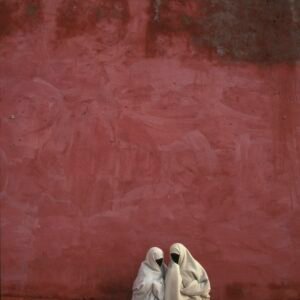 Femmes devant un mur d'Essaouira, Maroc