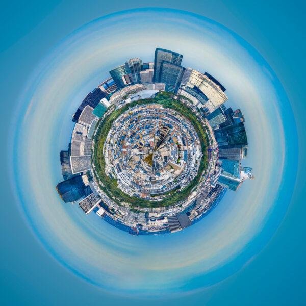 Mini planète artistique de Paris La Défense, où les gratte-ciel forment un cercle urbain impressionnant, dominé par la silhouette de la Grande Arche.