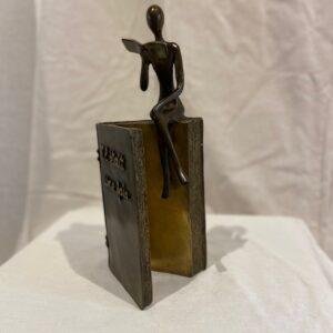 Bronze Lectrice sur bord de livre