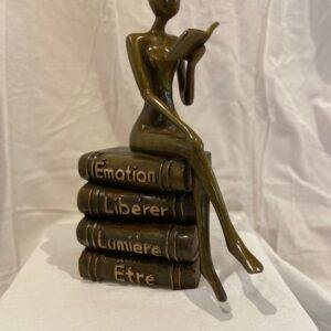 Bronze Petite lectrice sur grimoires