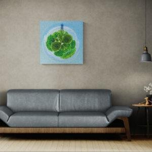 Photo d'art de type mini planète mise en situation devant un canapé. La photo montre la Tour Eiffel travaillée de manière pointilliste