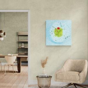 Photographie d'art de type mini planète d'un coquelicot travaillé de manière pointilliste. La photo est mise en situation dans une salle de séjour.