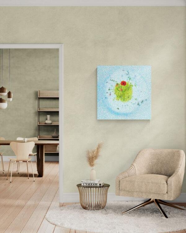 Photographie d'art de type mini planète d'un coquelicot travaillé de manière pointilliste. La photo est mise en situation dans une salle de séjour.