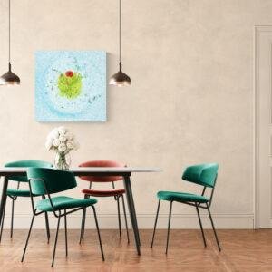 Photographie d'art de type mini planète d'un coquelicot travaillé de manière pointilliste. La photo est mise en situation dans une salle à manger