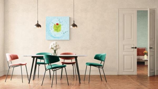 Photographie d'art de type mini planète d'un coquelicot travaillé de manière pointilliste. La photo est mise en situation dans une salle à manger