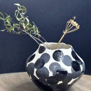 Vase blanc pois noirs