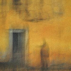 L’HOMME DEVANT LA PORTE