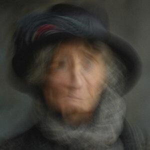 VIEILLE DAME EN DEUIL